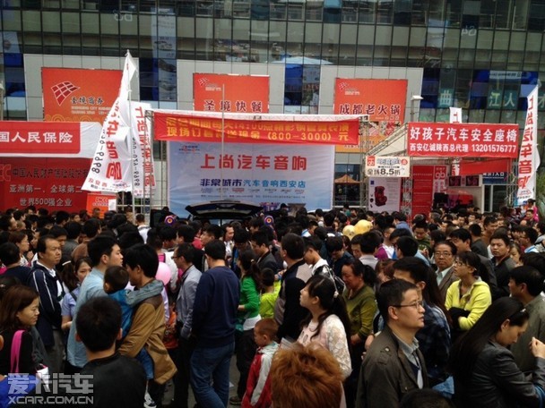人流如织的非常城市西安上尚展位 这个初夏哪里最热闹?当然是西安曲江国际会展中心啦,因为这个五一那里上演了一场让音乐人热血沸腾的活动,西北最具影响力的汽车音响改装公司非常城市西安上尚店带着靓车、劲舞、音响套餐以及现金和汽车音乐发烧友激情一夏。